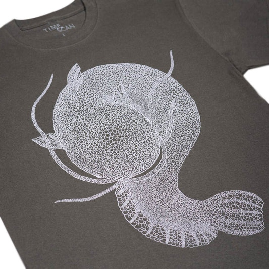 NAMAZU TEE (DARK GREY)