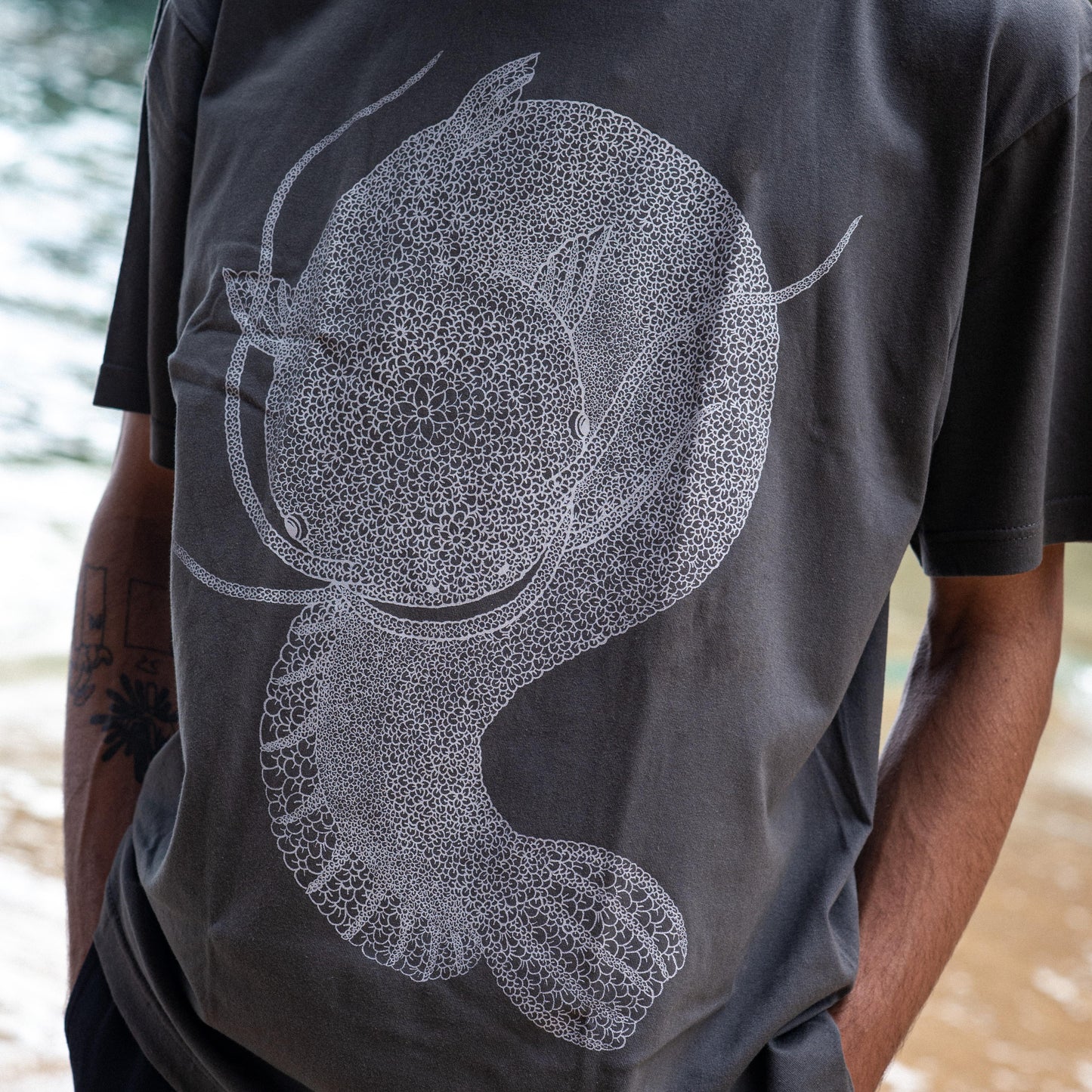 NAMAZU TEE (DARK GREY)